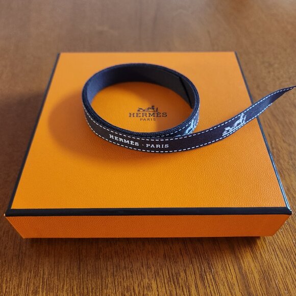 Authentic Hermes Box with Hermes Ribbon - Picture 4 of 5